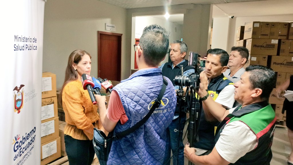 DPManabiSalud's tweet photo. #JuntosPorLaSalud A través de una visita dirigida por Cecilia Guillén, @Salud_CZ4 de @Salud_Ec los medios de comunicación constataron el ingreso de fármacos correspondientes a los 2.5 millones de dólares invertidos en medicamentos para de Manabí y Sto. Domingo de los Tsáchilas. https://t.co/GLnHxXddiF