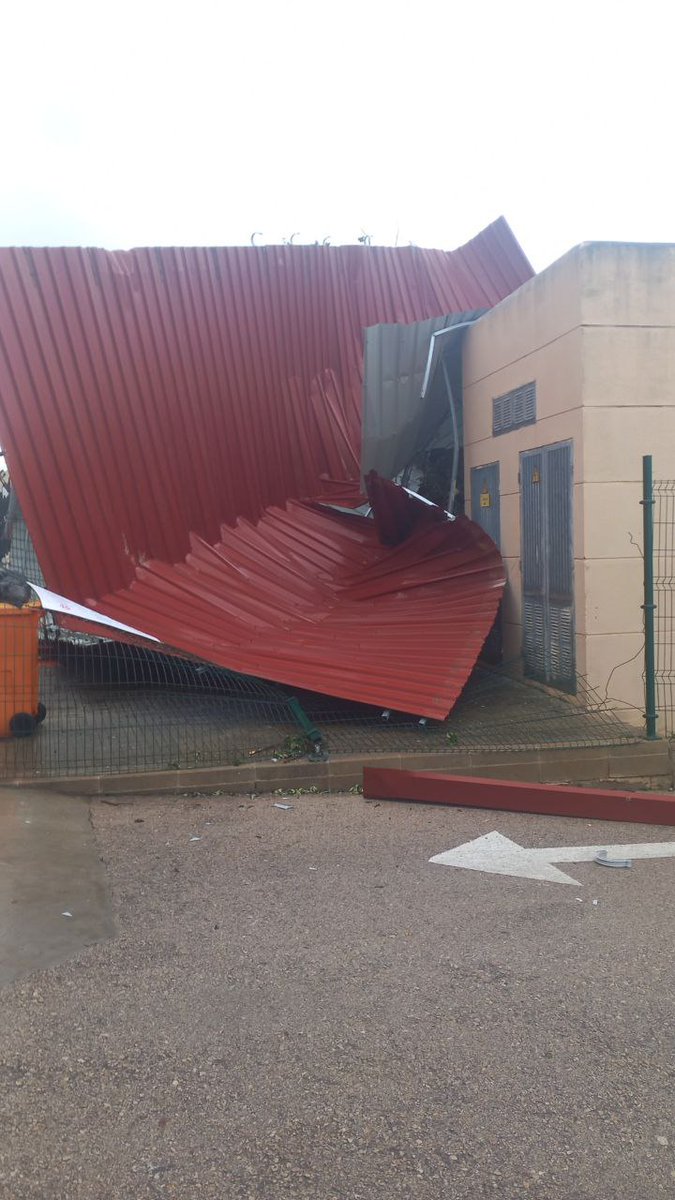 BombersdeMca's tweet image. A les 17:00 els @BombersdeMca hem estat derivats a més de 250 incidents relacionats amb #Juliette. Entre els incidents atesos més destacats es troben el rescat de les persones aïllades a Menut, i l'emergència per la caiguda del sostre del poliesportiu de Capdepera.