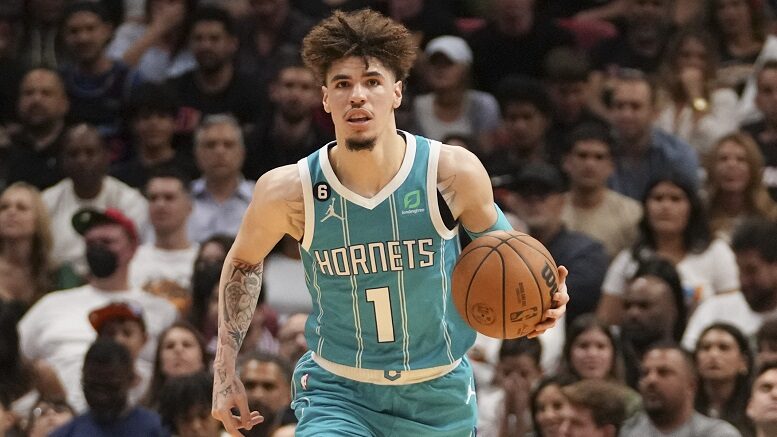 LaMelo Ball tem fratura no tornozelo e está fora da temporada