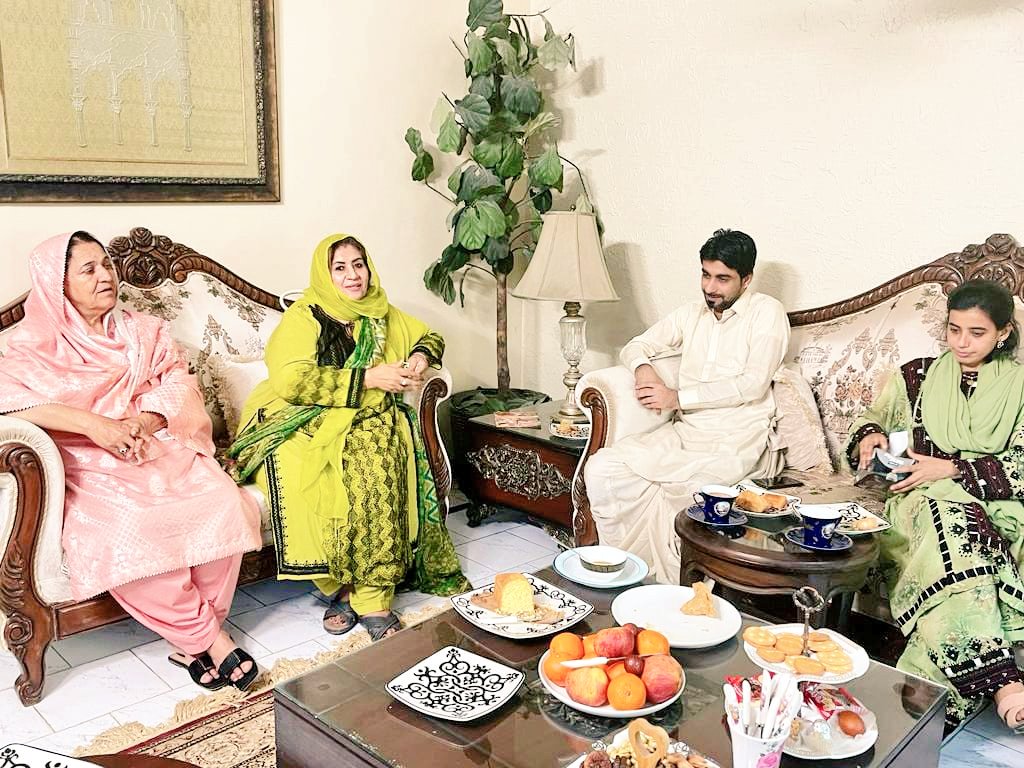 MahammadBezanjo's tweet photo. Gen A.Qadir Baloch's Coordinator Mahammad Bezanjo today met with President of PPP Women Wing Balochistan Ghazala Gola at Gola House Karachi, political and organizational issues were discussed in the meeting,Parvin Mengal and PPP Sindh Nuzhat Raziq were also present in the meeting https://t.co/dA0f49IVtq