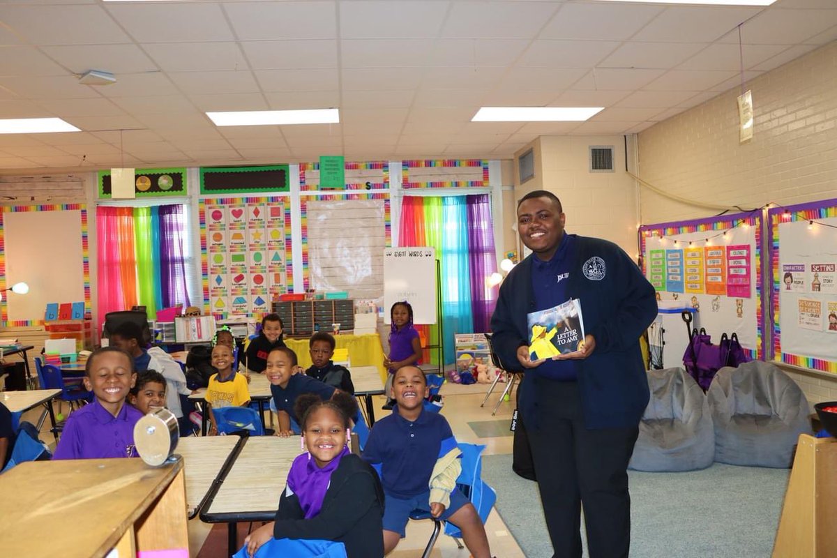 JSUSGA's tweet image. Yesterday, delegates from the 77th Administration visited 3 schools in Hattiesburg Public School District in Hattiesburg, MS. Our first stop was Grace Christian Elementary School where we read stories and discussed the importance of Black History Month with students🐅💙