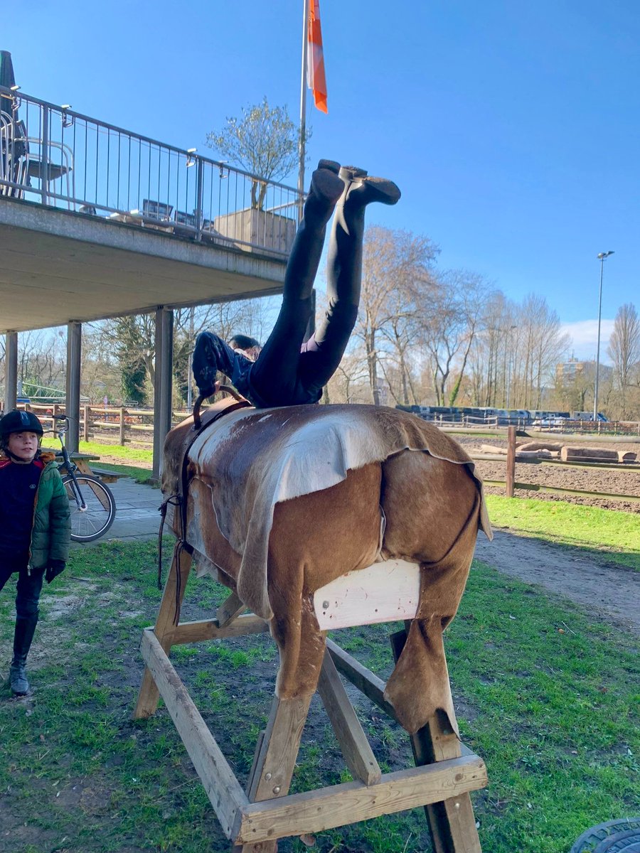RM1837's tweet photo. De tweede dag van het ponykamp begon met sneeuw ❄️ maar eindigde met een heerlijk zonnetje🌞. We hebben super veel gedaan vandaag: gegaloppeerd in het bos, gemend met Dallas, voltige op Kobus, een springles en bingo in de bestuurskamer. 😃
Morgen alweer de laatste dag.... https://t.co/A2t2ZwsdP0