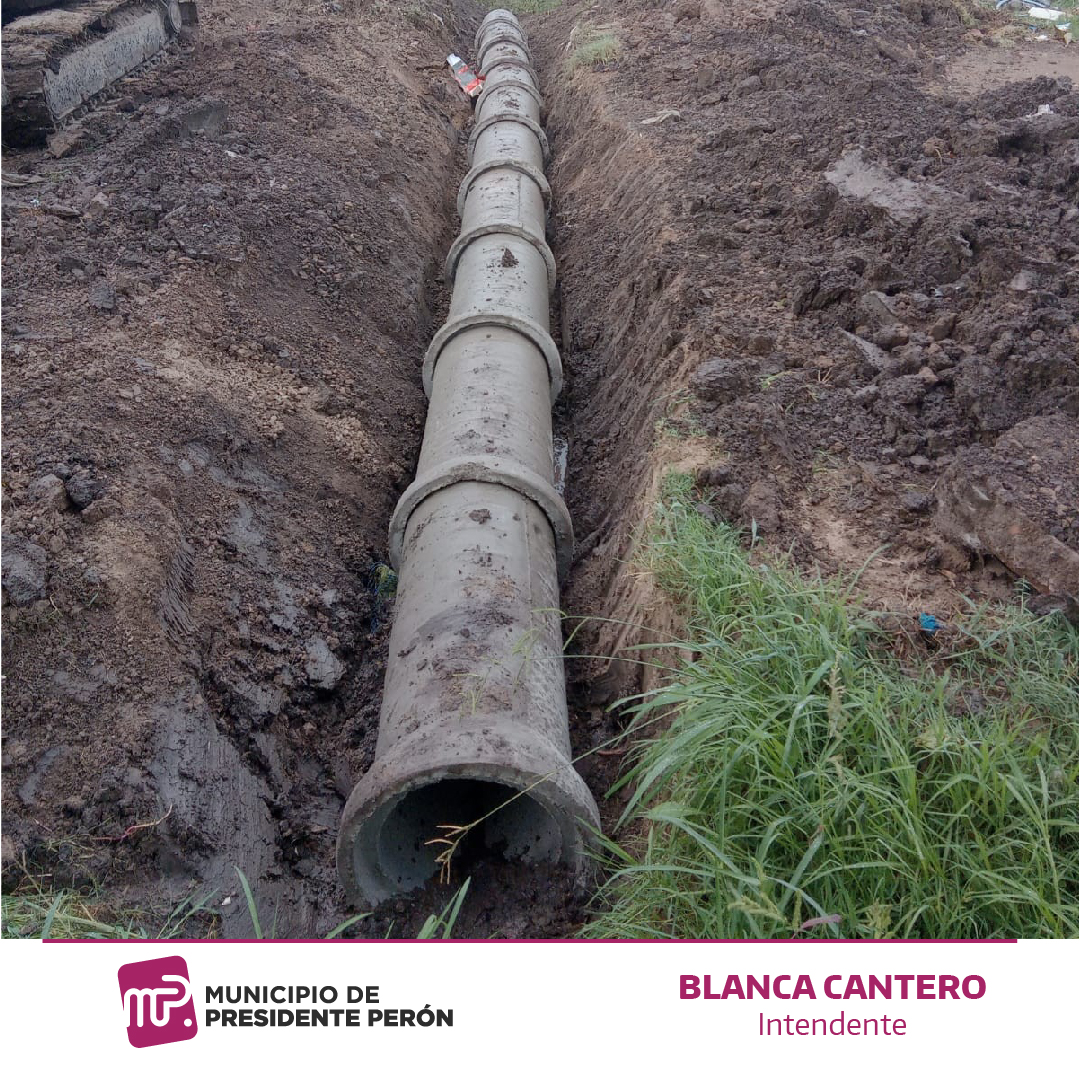 BLANCAHCANTERO's tweet photo. DESAGÜES PLUVIALES EN LOS BARRIOS 

Con fondos propios del Municipio, trabajadores municipales dependientes de la Sec de Servicios Públicos realizan tareas de saneamiento en los barrios, afín de que el agua de lluvias circule sin dificultad a los canales pluviales aliviadores. https://t.co/p1dHjUo6Tp