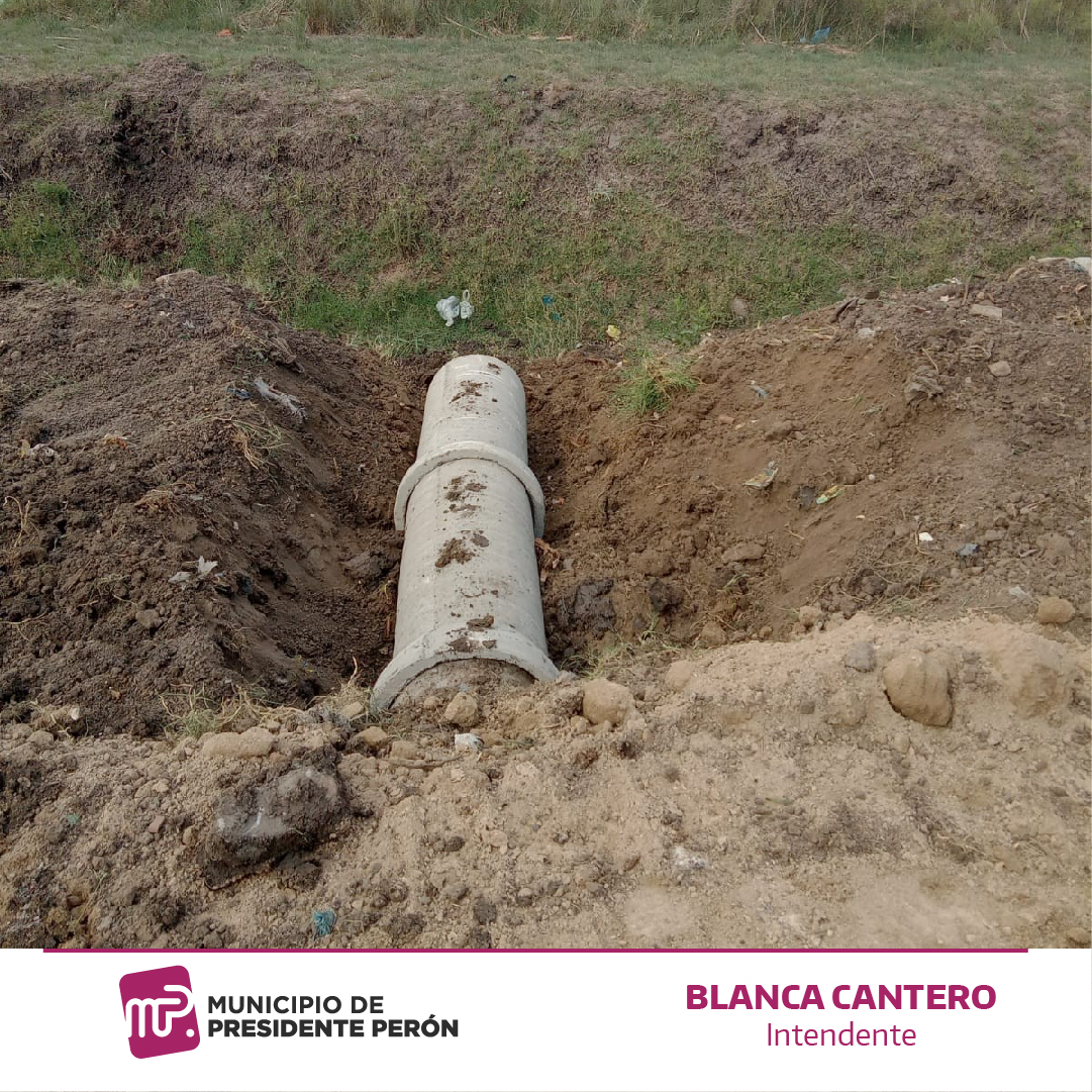 BLANCAHCANTERO's tweet photo. DESAGÜES PLUVIALES EN LOS BARRIOS 

Con fondos propios del Municipio, trabajadores municipales dependientes de la Sec de Servicios Públicos realizan tareas de saneamiento en los barrios, afín de que el agua de lluvias circule sin dificultad a los canales pluviales aliviadores. https://t.co/p1dHjUo6Tp