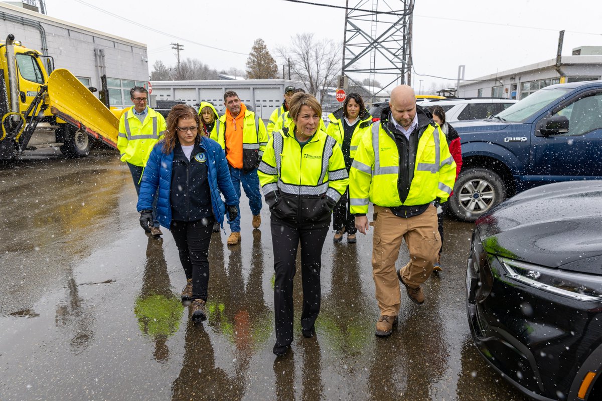 MassEMA's tweet image. MEMA Acting Director Brantley joined @MassGovernor  @MassLtGov  &amp;amp; @MassDOT today to meet with Highway Division crew members who work to keep roads safe during #MAsnow events. Thank you, snow &amp;amp; ice operations teams!