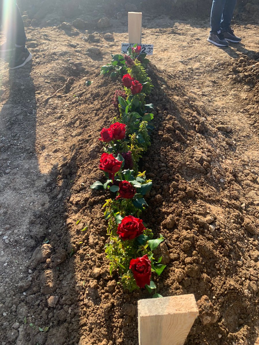 Benim annemle babam burada yatıyorlar şu anda arkadaşlar. Deprem anında ilk 2 gün yardım gelmediği için neler yaşadıklarını belki kimse bilmiyor ama sonraki süreçte 4. günün gecesinde nasıl yorganlarla çıkarılıp ceset torbası dahi verilmediğini biz biliyoruz. Saatlerce annemle +