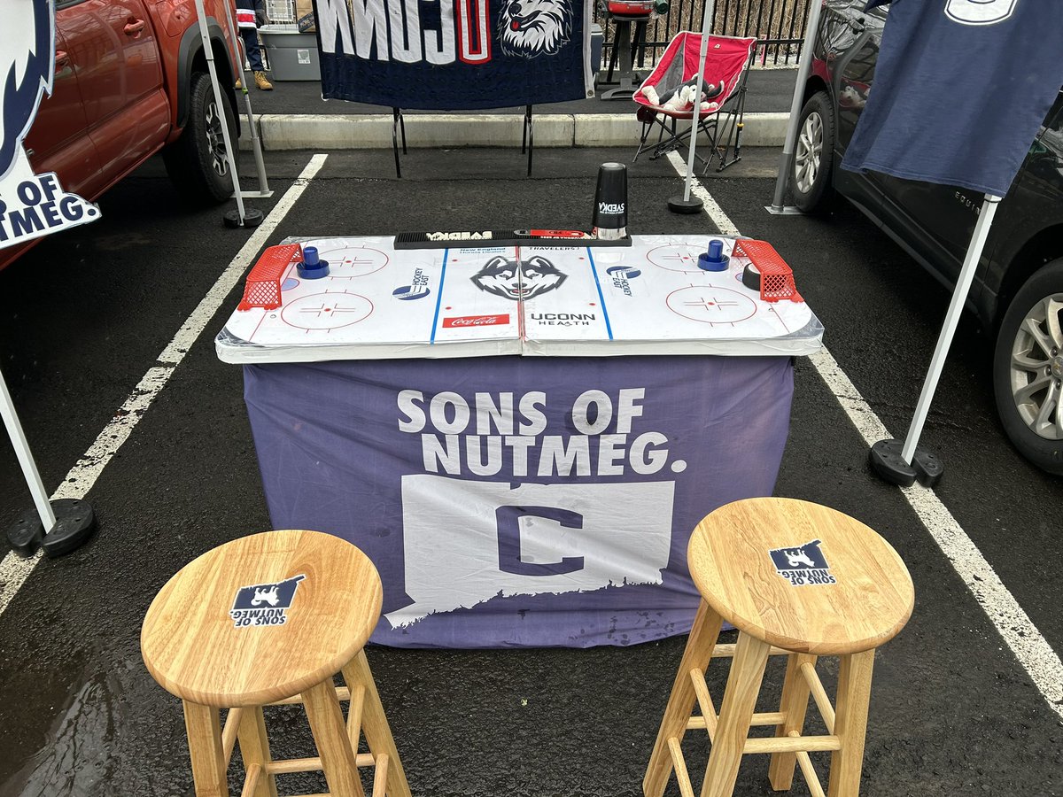 SonsOfNutmeg's tweet image. This snow ❄️ has us getting pumped for  hockey 🥅 and the #IceGate this Saturday at Toscano! Join us in the East Lot before the men battle BC and take down the Eagles 🦅to close out the regular season! #IceBus #UConnTailgate #HockeyEast 🌭🏒🔥cc: @UConnHuskyAD @979ESPN