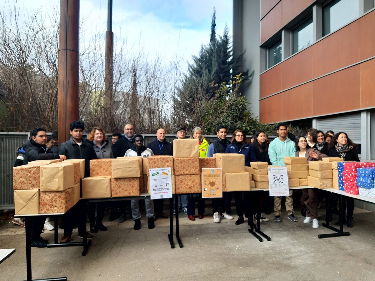 EreMarquisanne's tweet photo. 👏 aux équipes des Graines 🌱 d'Entreprise "Plante ta voie" de la MLDS @collegegenevoix et"Green Marqui'z"@LaMarquisanne83 qui se sont réunis ce matin pour remettre aux associat° (Resto du ❤, Ordre de Malte et le Secours Populaire) 8️⃣1️⃣boites solidaires pour les SDF. 🙏🏼@FaceVar https://t.co/HnH7iTAVK9