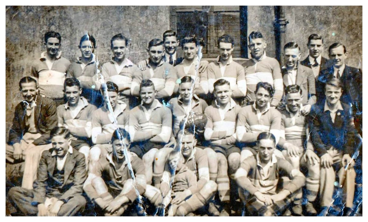 BruceMorgan12's tweet photo. @NDSRugby Dock Seconds 1934/35.
Father Ray Morgan (Joe Brown) top left. https://t.co/uQGSxEhdus