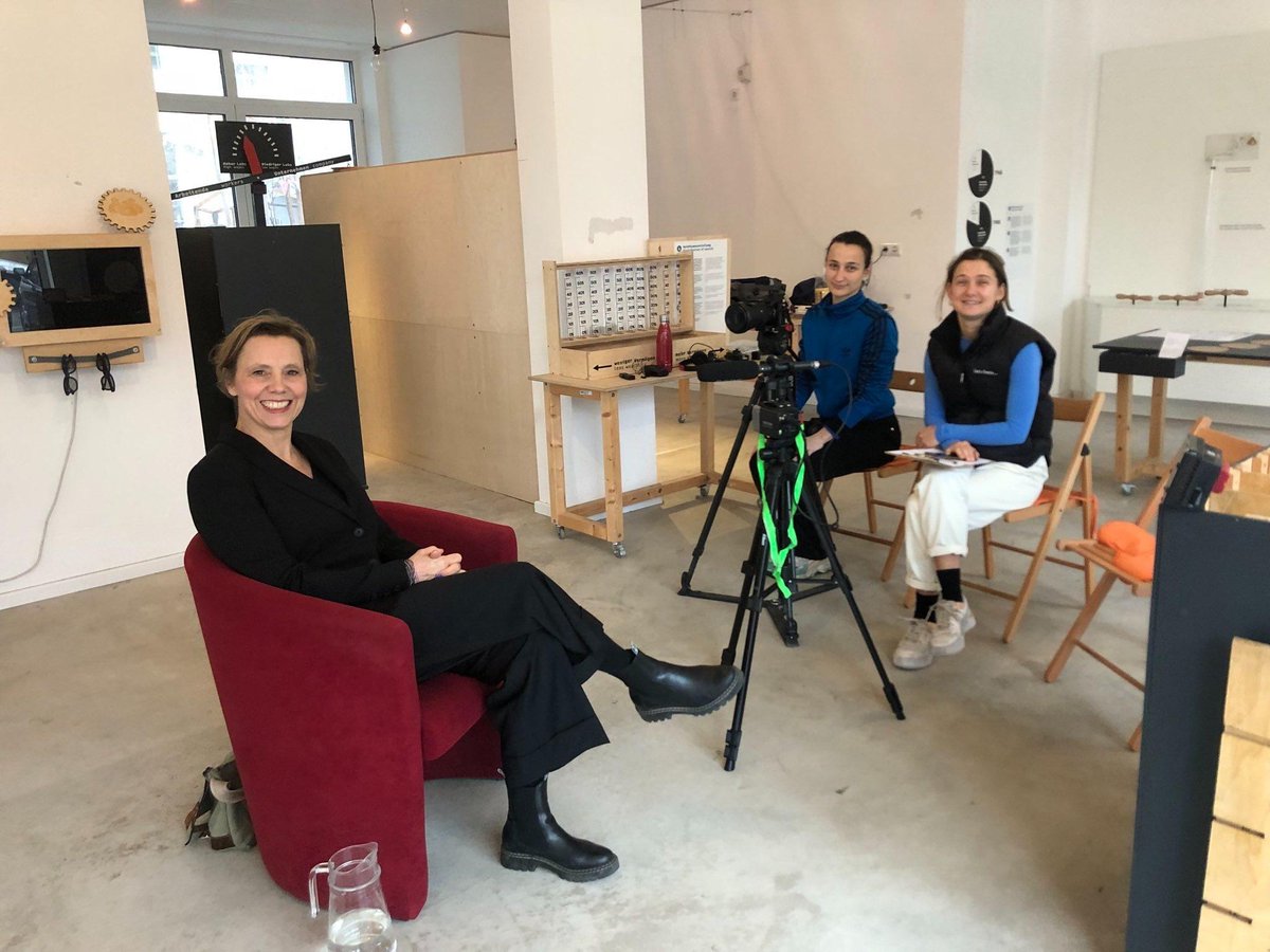 In zwei Wochen starten eine neue Ausstellung im <a href="/KapMuseum/">Museum des Kapitalismus</a>, zu #Enteignung. Wer könnte besser erklären, was das und was #Eigentum ist und wie letzteres historisch entstanden ist, als: die Geschäftsführerin der Herzen, Sabine Nuss! 🥰 Hier bei Aufnahmen. Wir sehen uns dort!