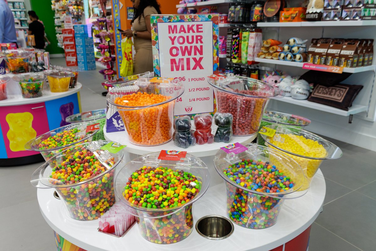 🍭🎉 Hey kids! Do you love candy? 🤩 Come check out the newest candy destination in #DaniaBeach - IT'SUGAR! 🍬🍫 You'll find your favorite treats and discover new ones. 🤤 The  Mayor and Commission cut the ribbon at the grand opening of #DaniaPointe's newest candy destination!