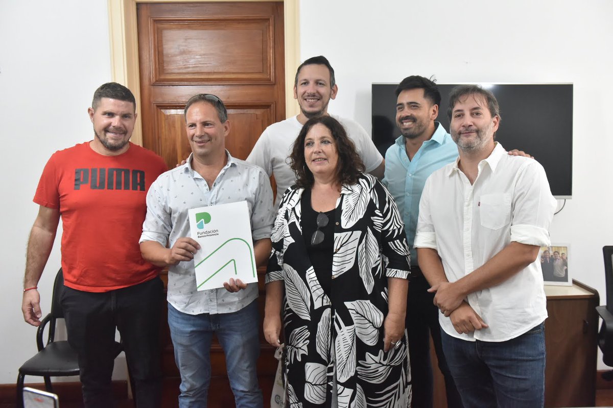 fundacionbapro's tweet photo. Más #ClubesEnForma en #CarmenDeAreco
👟Junto al intendente @ivanvillagran_, el presidente del @Bancoprovincia @JCuattromo, el vicepresidente y la gerenta de la Fundación @AleAlegretti y Fabiana Rubinstein, visitamos los clubes Recreativo y Bajo Mitre de #CarmenDeAreco. https://t.co/PUJ4Gj7Cxu