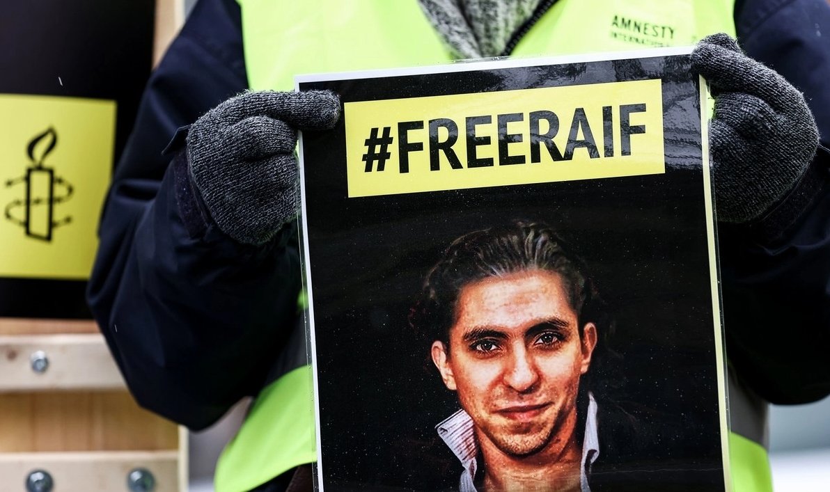Raif Badawi committed no crime other than advocating for liberalism in Saudi Arabia—yet for this, he was convicted as a blasphemer and imprisoned for a decade. He is still unable to reunite with his family in Canada.

WATCH: youtube.com/watch?v=sNrPRd… 

#FreeRaif