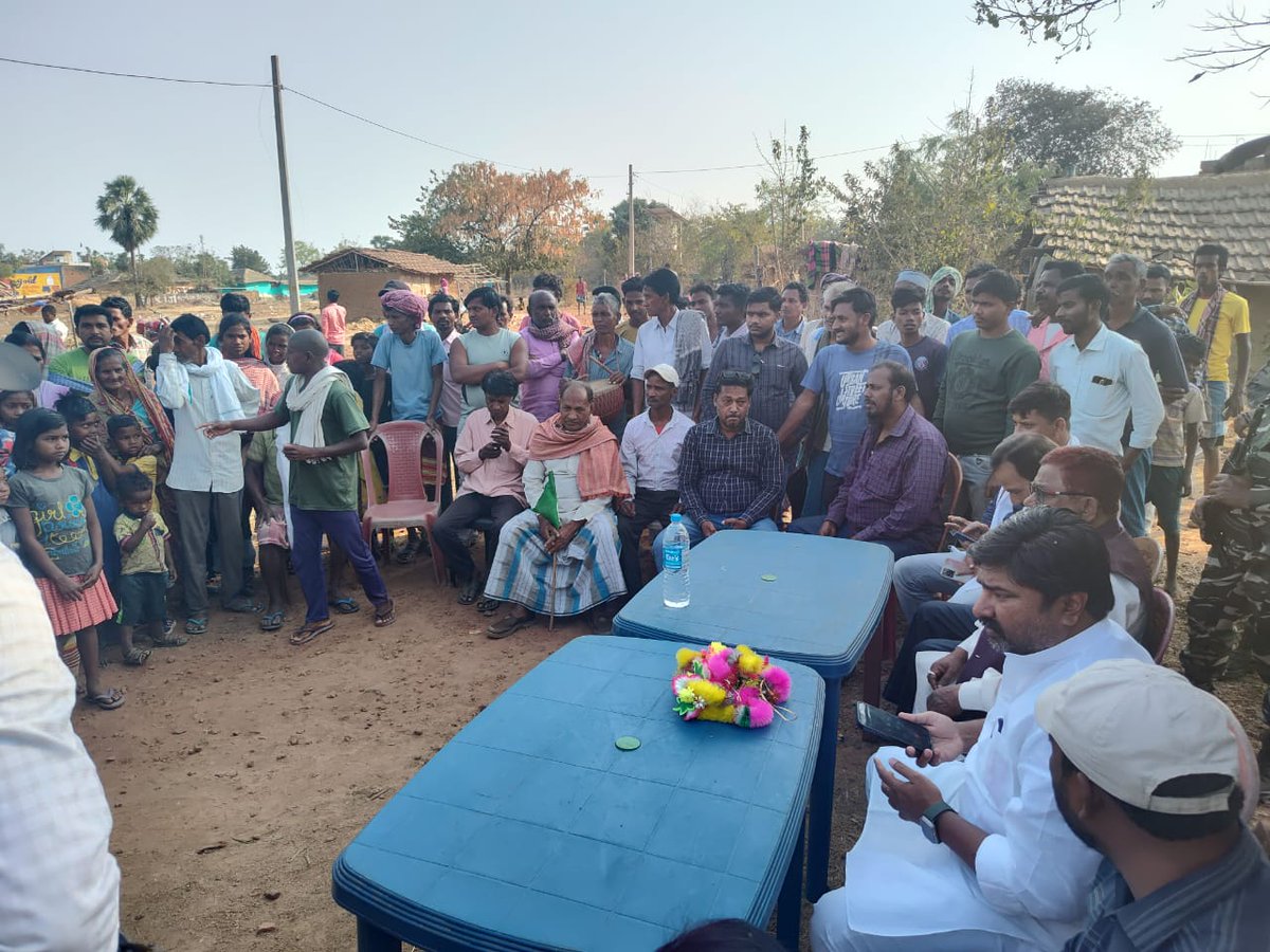 HansdakVijay's tweet photo. आज पाकुड़ जिला के पाकुड़ प्रखंड के विक्रमपुर, नरोत्तमपुर, सेजा, कुसमा फाटक, पुराना पाली, गगनपहाड़ी, मनिकापारा रामचंद्रपुर सहित अनेक गांव के ग्रामीणों से संपर्क हुआ। सबकी समस्याओं को सुना। राज्य सरकार द्वारा संचालित योजनाओं की जानकारी देकर, इसका लाभ उठाने की अपील की। @JmmJharkhand https://t.co/7DmEzXJh5Q