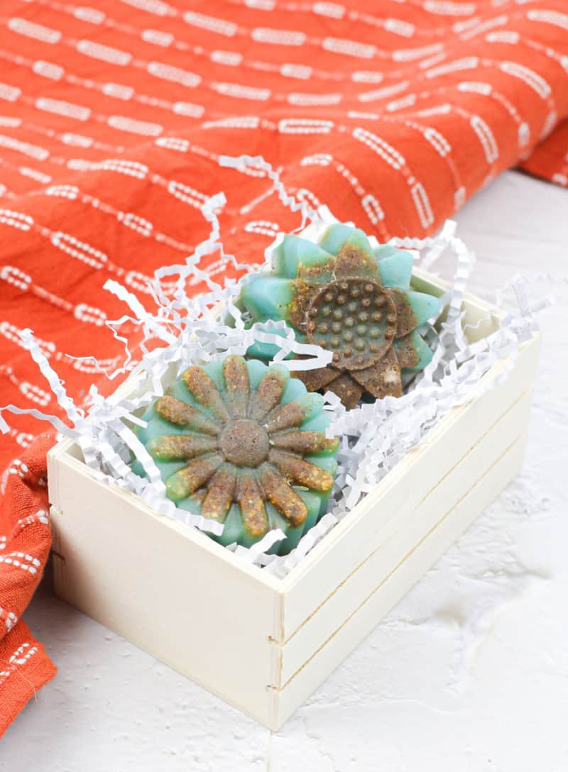 ellenblogs's tweet image. If you enjoy making homemade soaps, try this gardeners soap recipe.

Read more 👉 lttr.ai/0913

#HomemadeSoap #PureEssentialOils