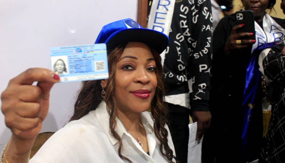 Elle ,c'est la Future meilleure élue du Mont Amba. L'intelligence et la sagesse au service de la nation. La princesse du Mont Amba.<a href="/madiya_dorothee/">Dorothée Madiya</a> <a href="/ArepOfficiel/">Arep officiel</a> @GuyLoando_ 
Préparez vous car elle n'aura pitié de personne. Je vous averti chaque jour.
<a href="/central_sage/">ᏟᎬᏁᎢᏒᎪᏞ👑🇨🇩</a> <a href="/kakese_leon/">Leon KAKESE</a>