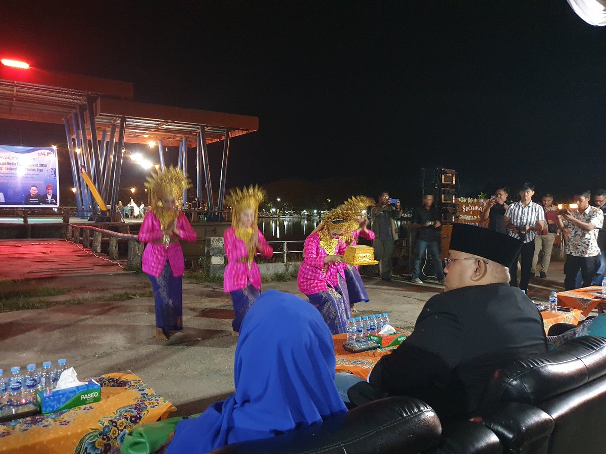 DediRisanto's tweet photo. Hadiri Acara HUT ke-3 Jaringan Media Siber Indonesia (JMSI) dan Hari Pers Nasional Tahun 2023 Provinsi Riau.
Danau Raja Rengat, Kabupaten Indragiri Hulu.
Selasa, 28 Februari 2023, Pukul 20.00 wib.

#bawaslu_ri
#bawaslu_riau https://t.co/7sl0HRHngd