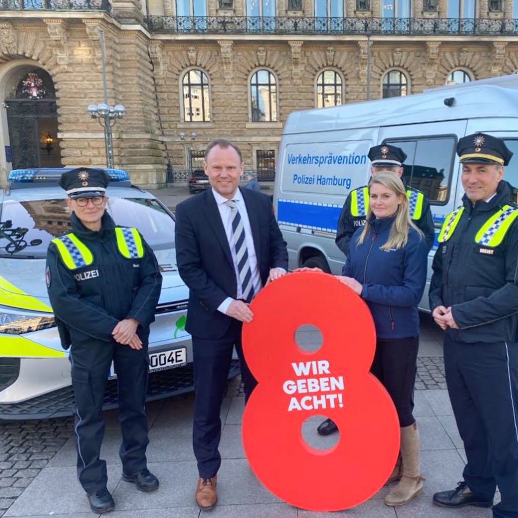 AndyGrote's tweet photo. Deutlich weniger Unfälle als vor Corona - das zeigt unsere #VerkehrssicherheitsbilanzHH. Auch die Zahl der Verunglückten bezogen auf die Einwohnerzahl ist historisch niedrig. Die Stadt wird gerade für Kinder im Straßenverkehr immer sicherer. Gute Arbeit @PolizeiHamburg! 👍🏻 https://t.co/82AVJ6ZZ4V
