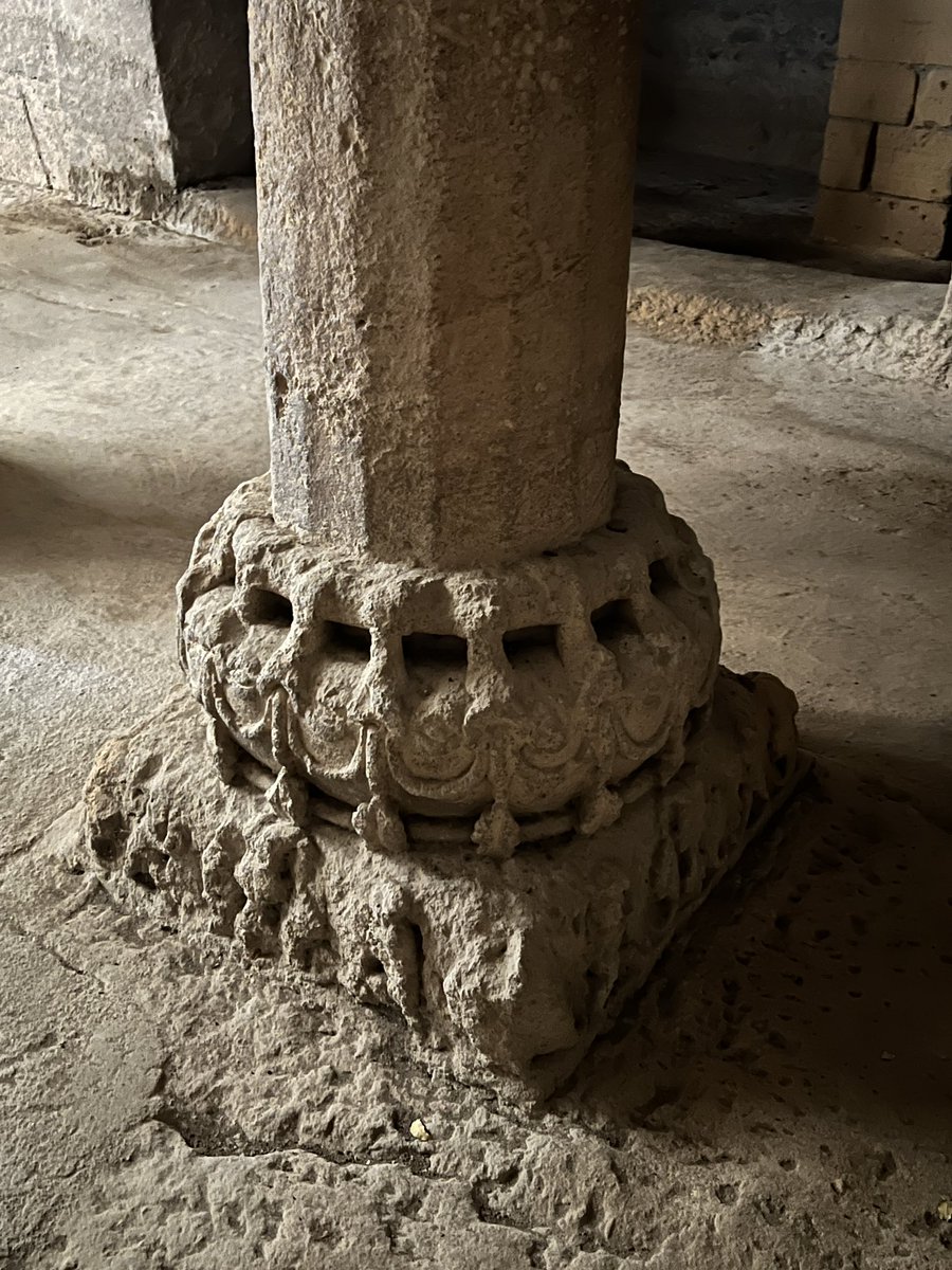 builthistories's tweet photo. Caves have an elaborate water management system comprising a network of drains connecting theee wells and a water tank.
#BuddhistCaves #CaveArchitecture #RockCut #monumentsofindia #junagadh #Gujarat https://t.co/PsQUCJPWdd