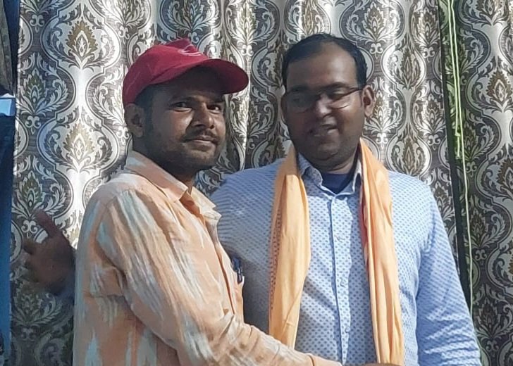 MadhurmilanNayk's tweet photo. @YuvaBhagalpurके निवर्तमान जिला युवाधिकारी बड़े भाई समान श्री कुंदन सागर सर के अंतिम कार्य दिवस पर...एक अद्भुत ऊर्जा..व्यवहारिक और आदर्श गुणों से युक्त..निरंतर स्वयंसेवक की भूमिका का उत्प्रेरक...कुशल प्रबंधक...के यादगार क्षण के साथ @UNV_India 
@Nyksindia 
@KundanSagar9 
@ngbgp https://t.co/I0SUhuDetN