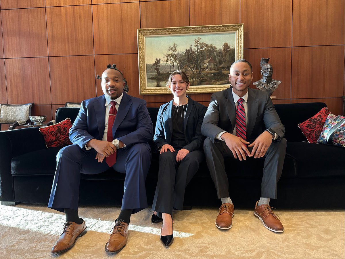 MandersonUA's tweet photo. "Hannah was an amazing leader from the time we got the case until our final presentation," said first-year MBA student Allen Fletcher on his team's experience at KeyBank. "We knew we were leaving with something."

Learn about the #MandersonAdvantage ➡️ https://t.co/nvrc77FRs9 https://t.co/OQ3bxVI6qo