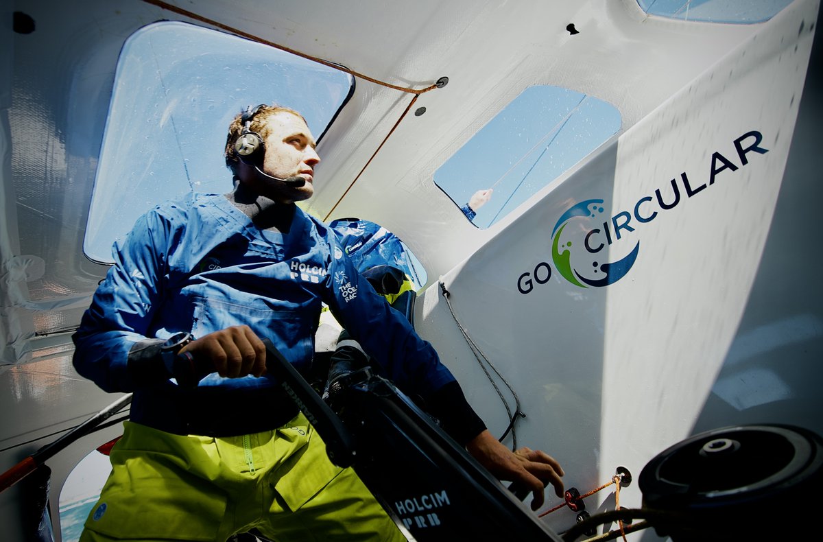 Team_Holcim_PRB's tweet photo. 👉What does a day sea look like on Holcim-PRB ?
Discover now the first pictures of our crew during #Leg3. Now the #IMOCA is heading South full speed, leading the fleet !
📍Follow them here: https://t.co/jMVshwZMrJ https://t.co/q0JwO4kzt8