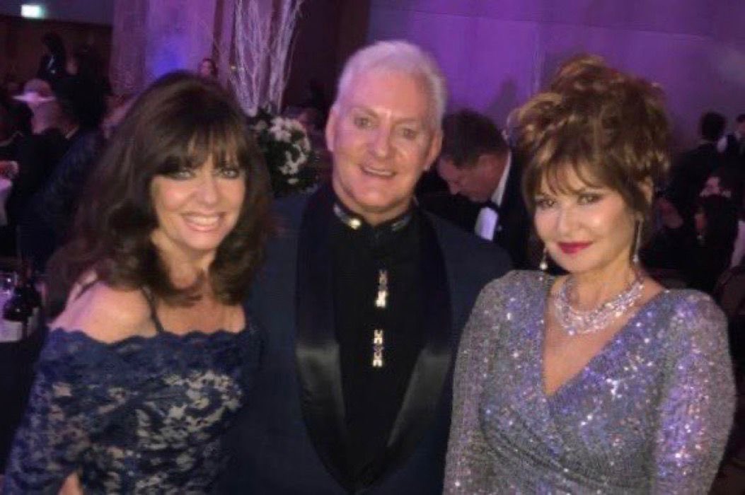 vickimichelle's tweet photo. Happy Birthday Lovely Stephanie Beacham. Great memory with Andrew Robley at The Dancing With Heroes Ball. @ActorStephanieB @andrewrobley #Dynasty #Colbys @BOTCharity #DancingWithHeroes @itvcorrie #TuesdayMotivaton https://t.co/t8SaqTX5sN