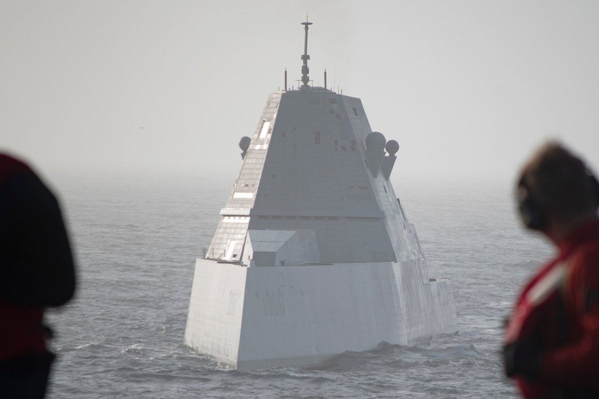 USAS_WW1's tweet image. #USNavy #avGeeks #Navy #ships: US Navy's huge 14,800 ton destroyer USS Zumwalt (DDG-1000) is fast, insanely cool, combining stealth, powerful advanced long-range weaponry, radar surveillance, and is crewed by only 142. Only 3 built. What gives🤪? I'll tell you... 1/
