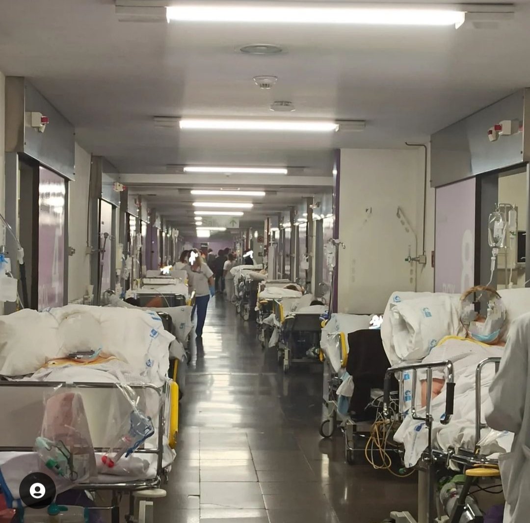 UrgPrecariasHUG's tweet photo. 🔴COLAPSO URGENCIAS HOSPITAL DE GETAFE🔴 pacientes en los pasillos por la falta de espacio, 45 pacientes pendientes de ingreso,>48 horas para acceder a planta de hospitalización. Hablamos de humanización???motivos??? @amytsmedicos  @aytogetafe @SomosUrgencias https://t.co/PEsun6uh9G