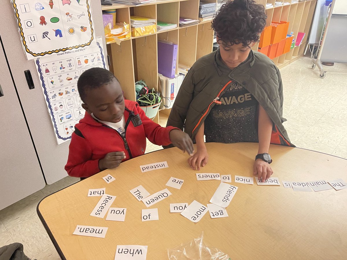 AshleyCrowe94's tweet photo. These friends are working hard to find the main idea! #determineddragons https://t.co/UGm3M94Rhk