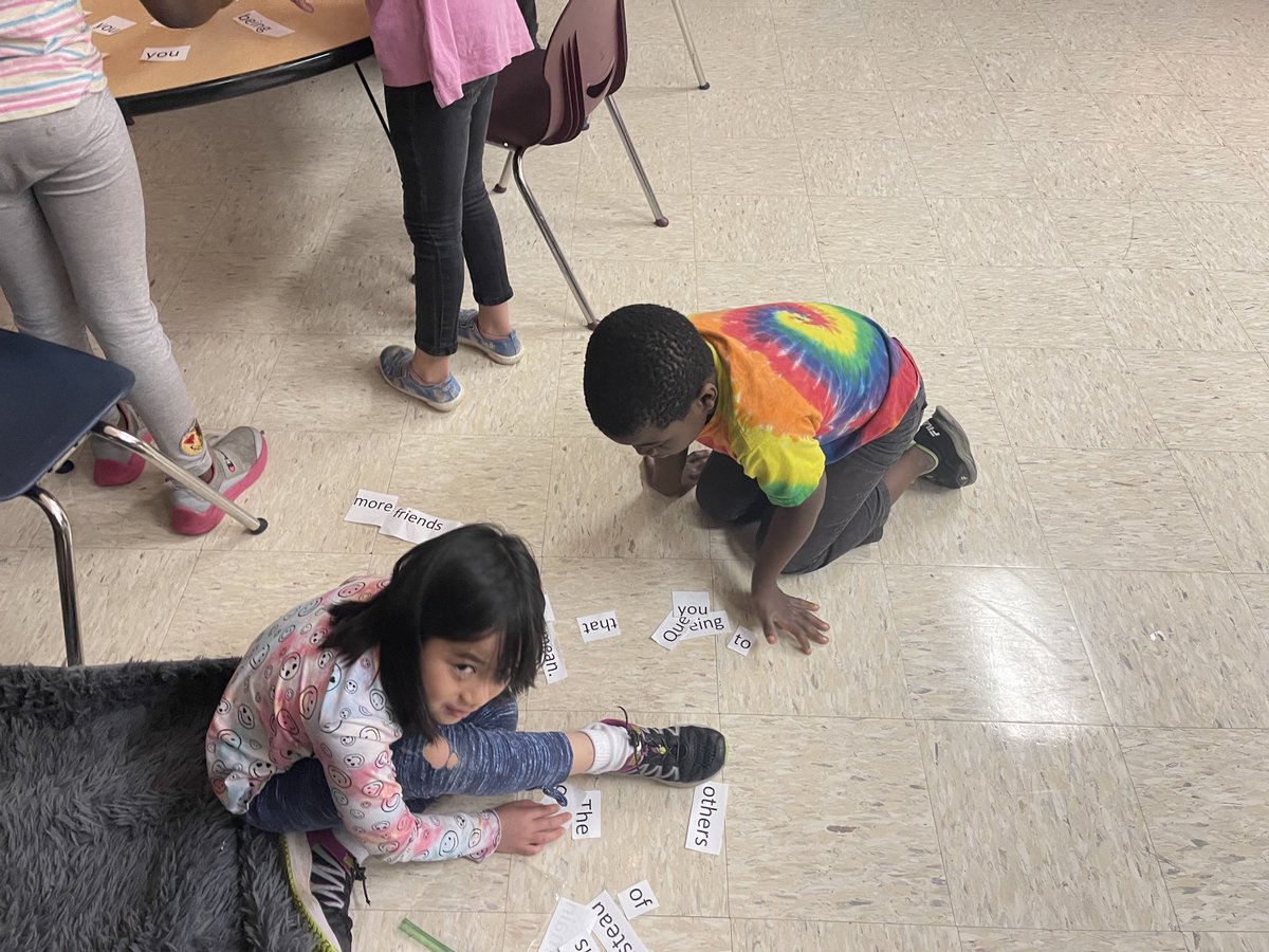AshleyCrowe94's tweet photo. These friends are working hard to find the main idea! #determineddragons https://t.co/UGm3M94Rhk