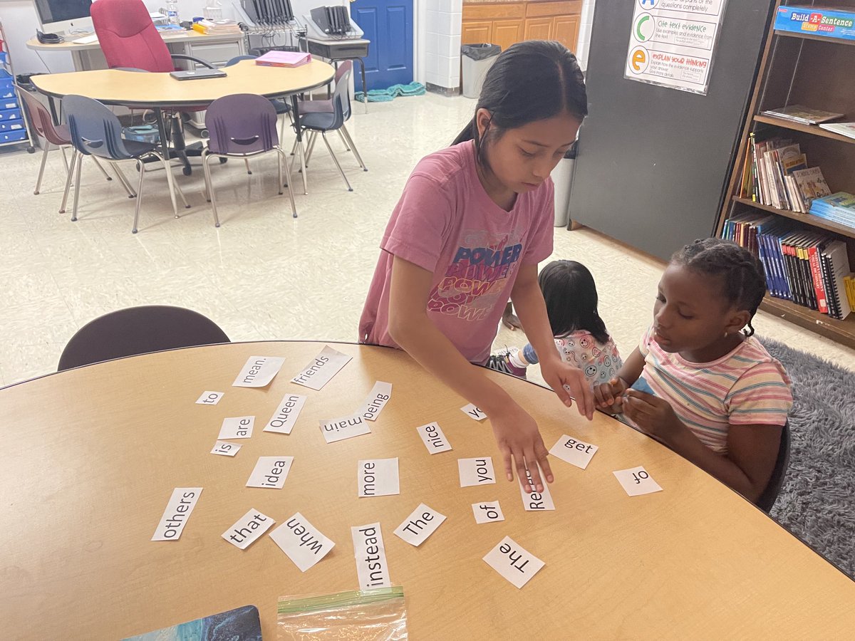 AshleyCrowe94's tweet photo. These friends are working hard to find the main idea! #determineddragons https://t.co/UGm3M94Rhk