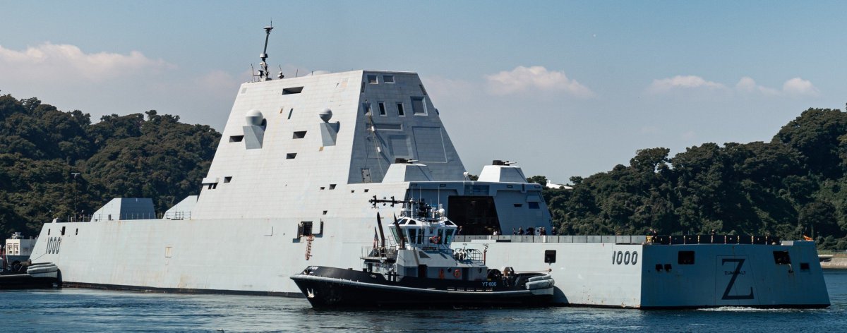 USAS_WW1's tweet image. #USNavy #avGeeks #Navy #ships: US Navy's huge 14,800 ton destroyer USS Zumwalt (DDG-1000) is fast, insanely cool, combining stealth, powerful advanced long-range weaponry, radar surveillance, and is crewed by only 142. Only 3 built. What gives🤪? I'll tell you... 1/