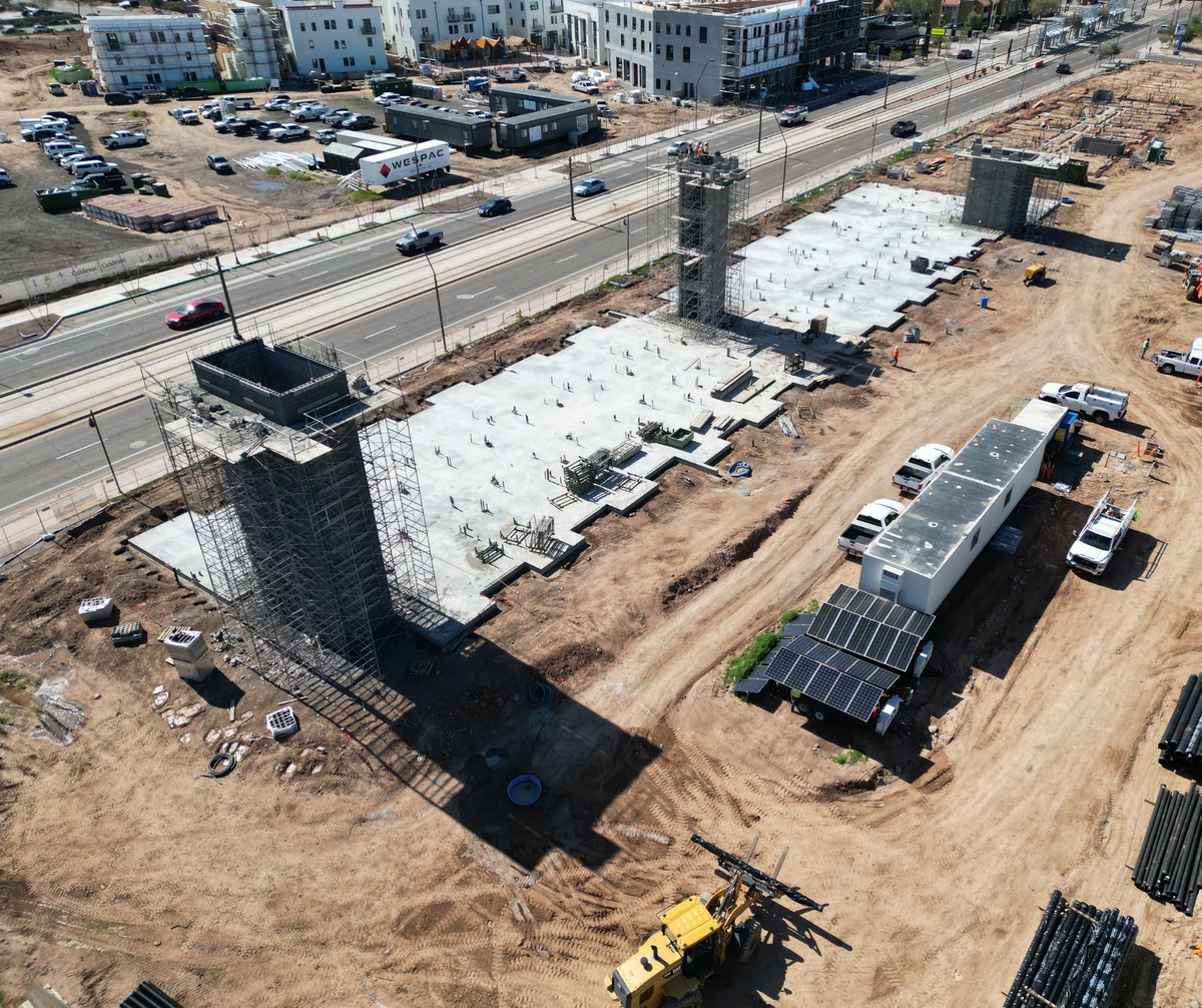 alstonconstruct's tweet photo. Rising to new heights, Blue at Eastline Village is taking shape in Tempe, Arizona. The 187-unit project has gone vertical with the construction of the two fire stairtowers and middle elevator tower for the 4-story building. #BuildAZ #Multifamily https://t.co/WwLdHLDwqb