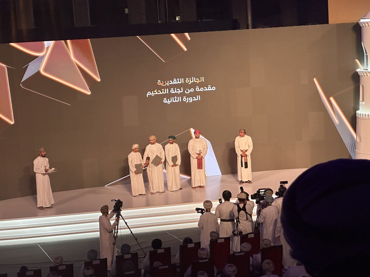 Halafmradio's tweet photo. مشروع عمار الكيومي وفراس الحشار ومؤيد العريمي يتتوجون بالجائزة التقديرية المقدمة من لجنة التحكيم لـ #جائزة_بلعرب_بن_هيثم_للتصميم_المعماري 
@BilarabHa 
#انت_ربان_الفكرة https://t.co/wA79fsuvKE