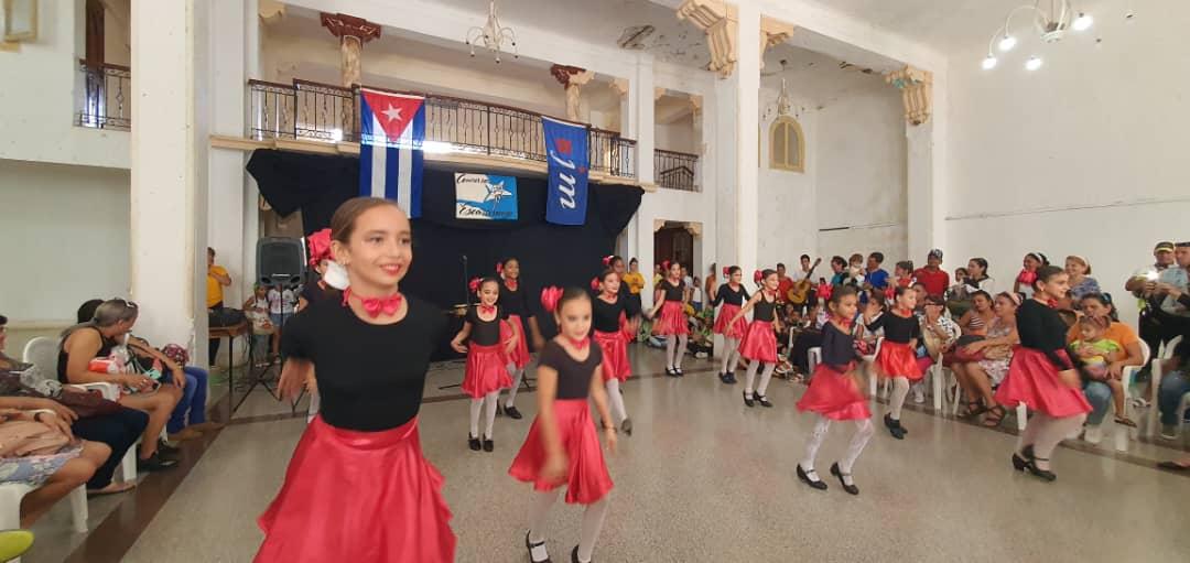 YoneideV's tweet photo. El pueblo cubano trabaja unido porque construir un proyecto de vida familiar en #Cuba 🇨🇺
#MejorEsPosible #CubaPorLaVida #LatirAvileño #CVACapitaLate https://t.co/WS7h5TiAJ7