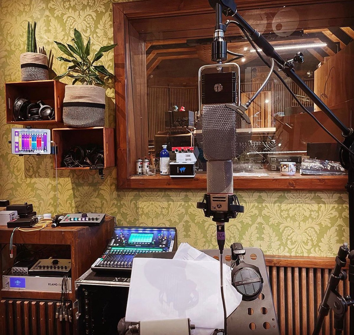 KLANGtec's tweet photo. Lot’s of KLANG power in Engineer Toni Meloni‘s Nautilus Studios during a recent vocal recording. Who can spot all KLANG products in this picture?
—
#immersivemixing #immersiveaudio #immersion #binaural #nextlevel #inear #inearmonitoring #personalmixing #mixing #intuitive https://t.co/mCHk7OWFI1