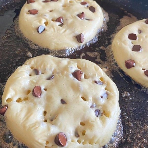 KUROBORO_'s tweet photo. chocolate chip pancakes are making ! everyone is welcome to have some if they'd like :D ! https://t.co/WV7vbe1N3A