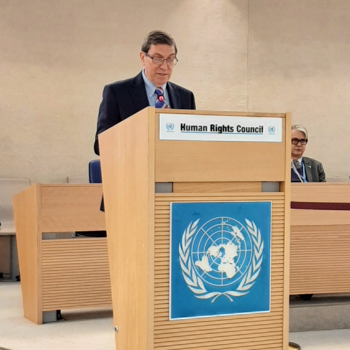 #Cuba se levanta cada día enfrentando embates, aunando esfuerzos, innovando, con ilimitada capacidad de resistencia y creatividad; y avanza en debate inclusivo, participación democrática, en particular de los jóvenes; y cambio fecundo y renovador de “todo lo q debe ser cambiado”.