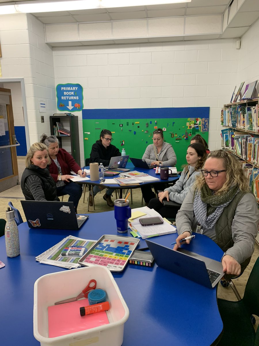 BayridgePS_LDSB's tweet photo. Using our amazing #learningcoach to teach our support staff about UFLI on a snow day. https://t.co/dkLo0i7p8E