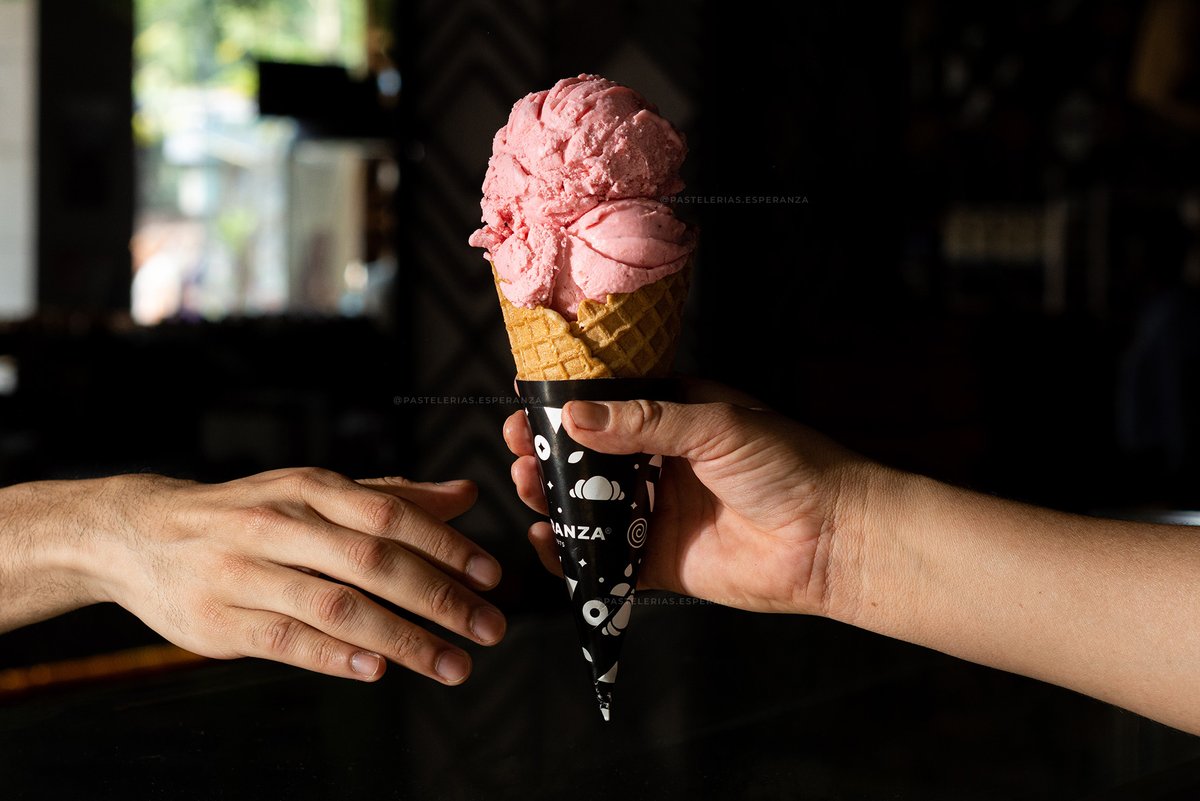 laesperanzamx's tweet photo. Con este calor ¿qué esperas para visitarnos? 👀 
¡Disfruta de nuestros helados Esperanza! ☀️🍨   

#PoderosoConCalor #FelizMartes #Helados #PasteleríasEsperanza https://t.co/JAjGpO6OPi