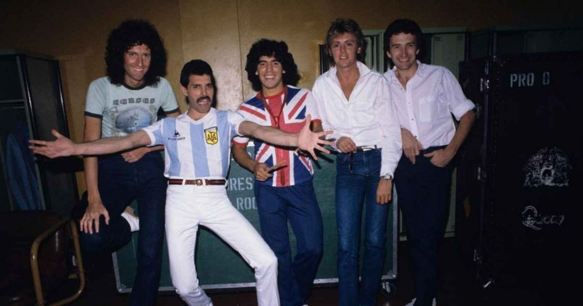 Hace 42 años, Queen iniciaba una serie de conciertos en Argentina. Fueron en la cancha de Vélez. Tuvieron un invitado especial en uno de sus shows: Maradona, Que por entonces jugaba en Boca. Diego subió al escenario y dijo: "Quiero agradecer a los Queen por hacernos tan felices".