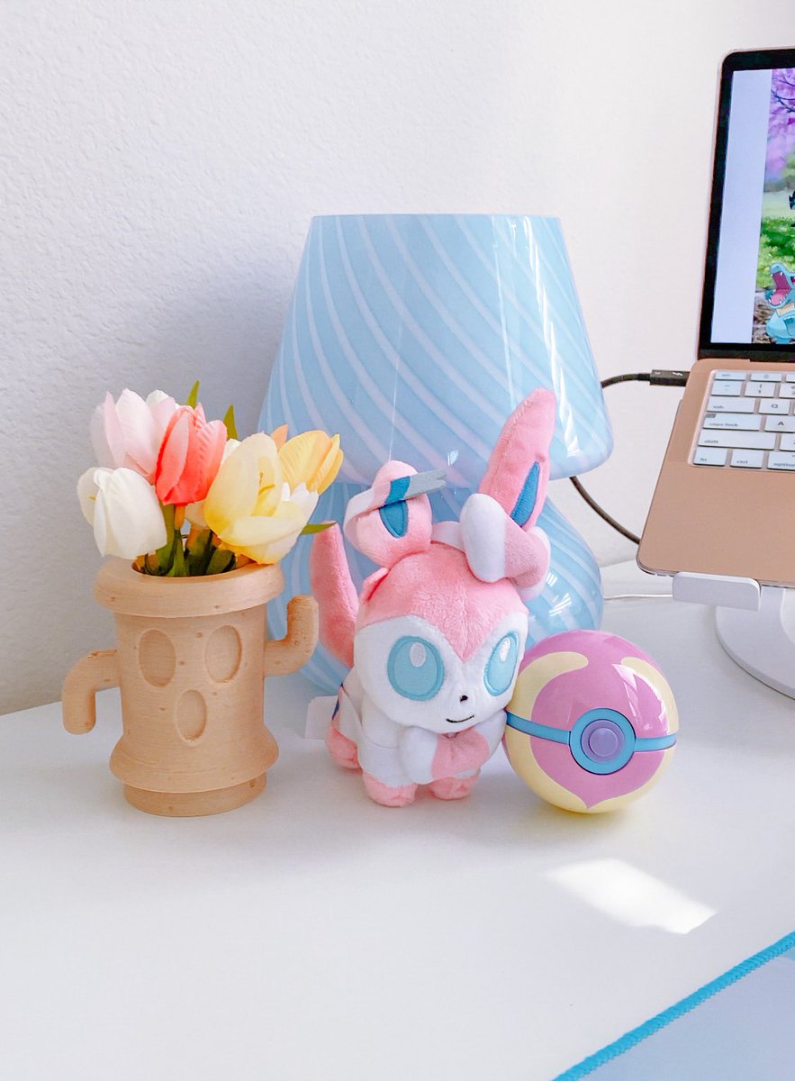 vaniabeann's tweet photo. desk details with my pokemon plushies 🌸☁️ #desksetup #bluedesk #PokemonDay https://t.co/rsynB3eRQE