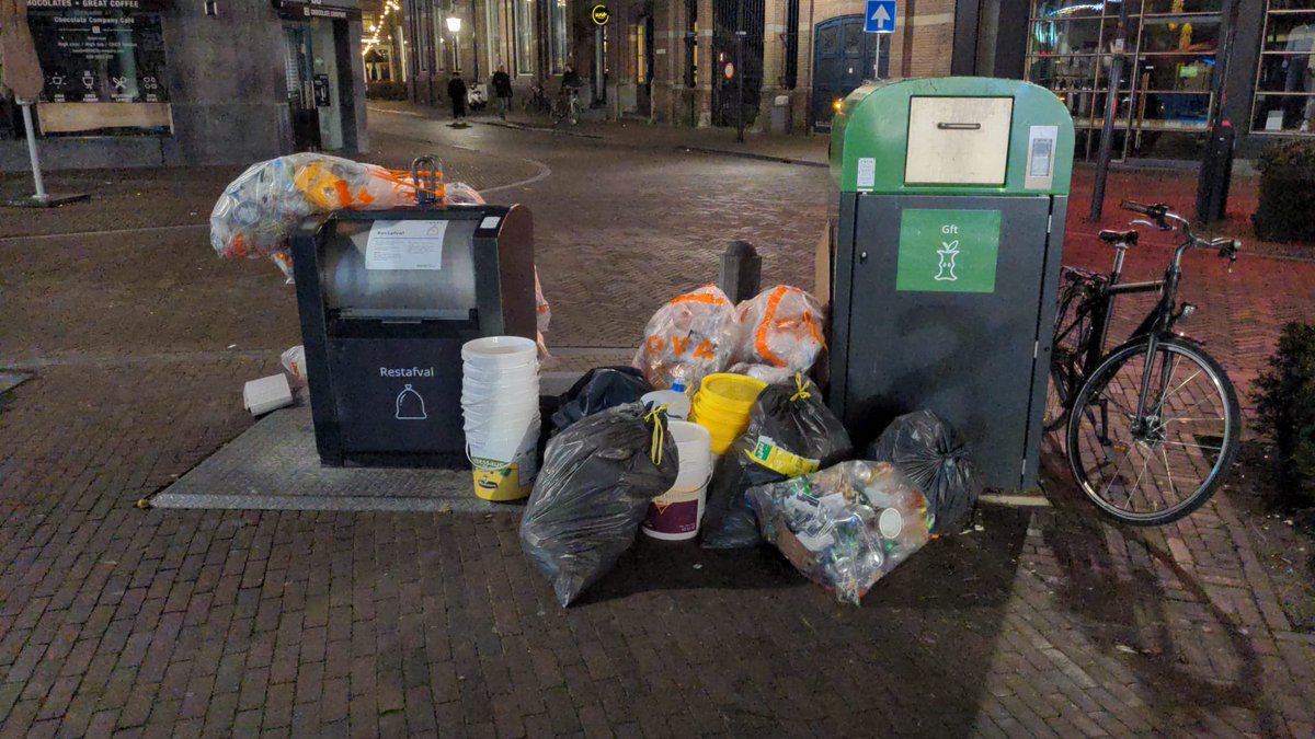 De Zwolse straten raken vervuild met dit falende afvalbeleid.