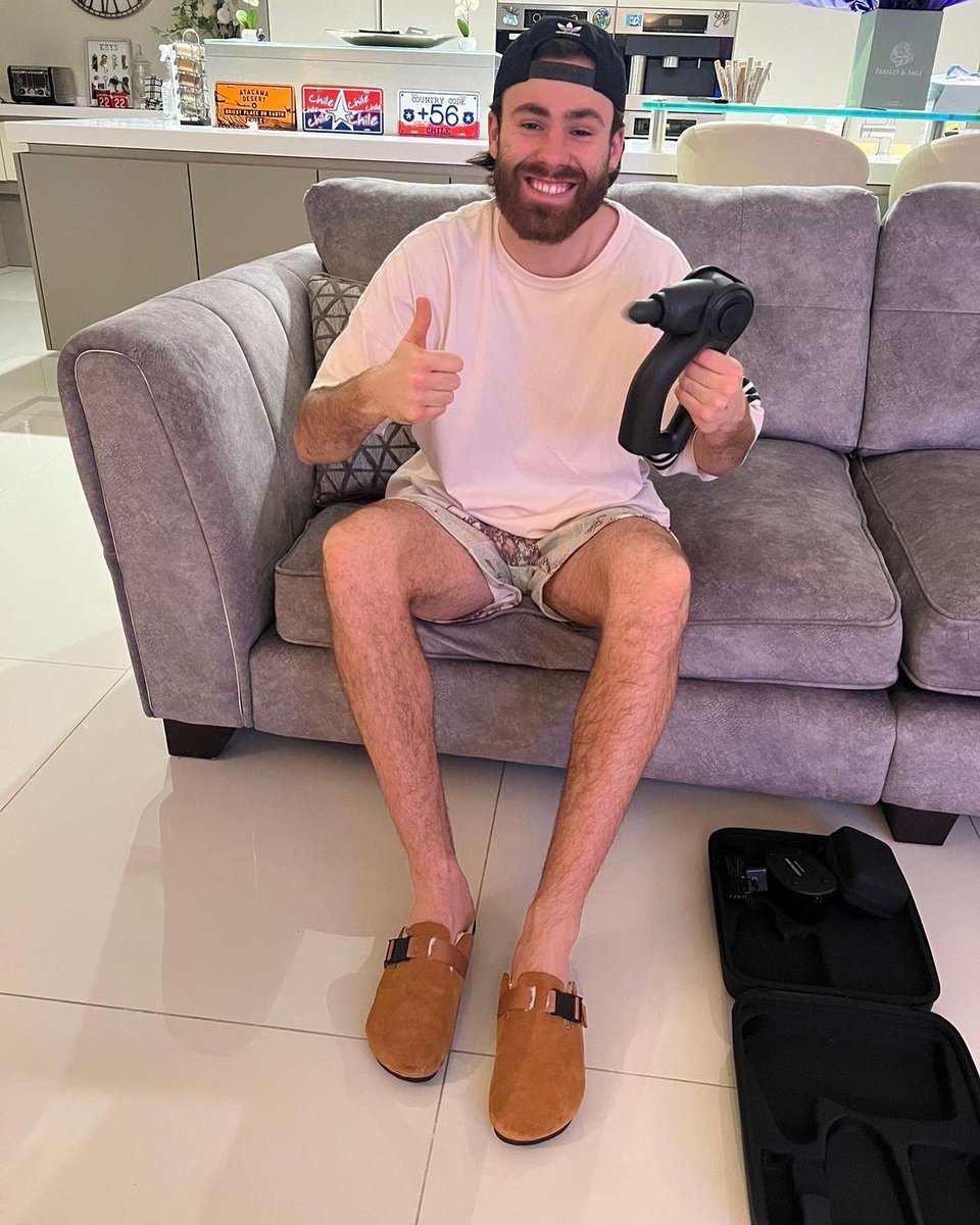 recover_faster's tweet photo. Pain relief at your fingertips with the #RecoverGun, relax and recharge at home or on the go like @Rovers and Chilean International 🇨🇱 @benbreo 

Use DIAZ15 at checkout for 15% off.

https://t.co/WCMCBlsCoV https://t.co/mnbOJnSDgG