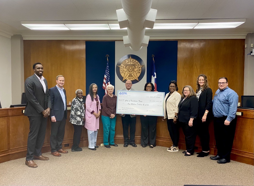 Last night the City was awarded an EPA Brownfields Revolving Loan Fund in the amount of $1,000,000. The check was presented at last night’s council meeting by Region 6 Project Officer Camisha Scott. 

#goTXK #Texarkana #EPABrownfields #economicdevelopment