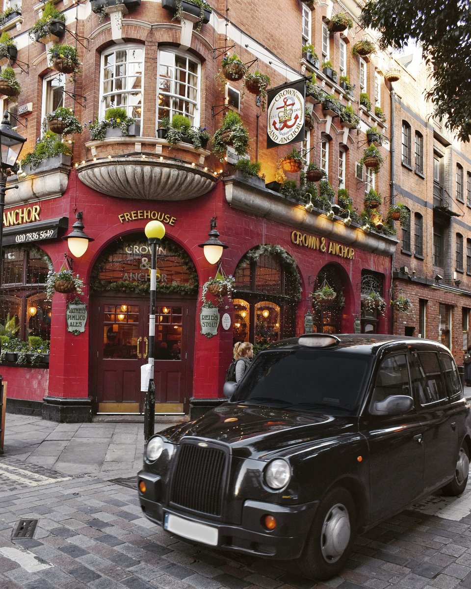 VisitBritain's tweet photo. Experiencing London on four wheels in the most iconic way possible 🚕✨😍

📷: VisitBritain/Francesco Meola

#LoveGreatBritain https://t.co/bI5eJEg8ry