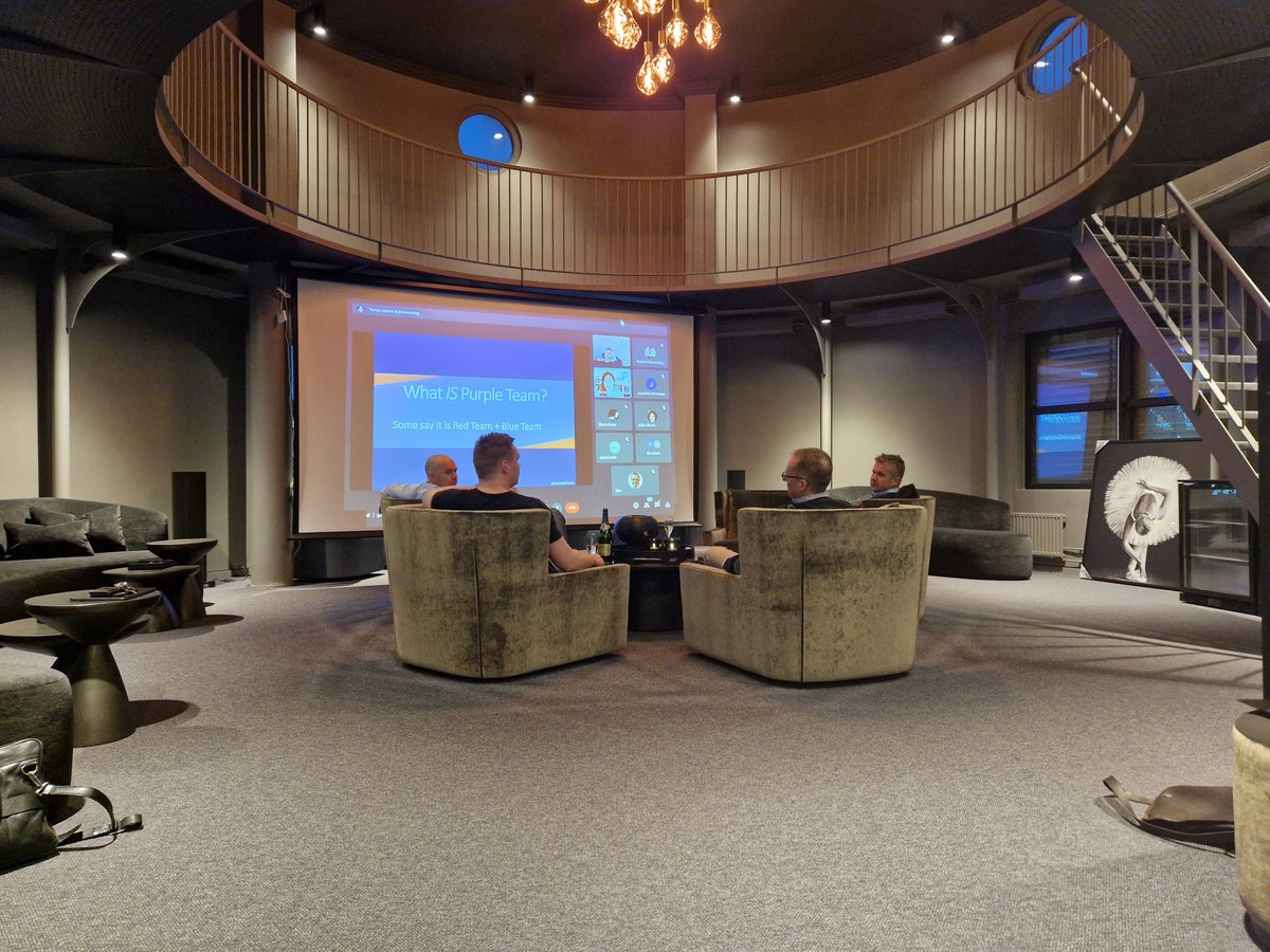 Noen av oss tar en sniktitt på våre nye kontorer 🍾👍