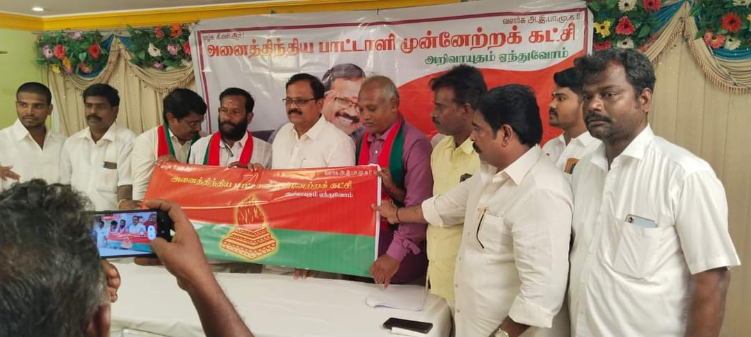 chnmharish's tweet photo. அனைத்திந்திய பாட்டாளி முன்னேற்றக் கட்சி என தனிக்கட்சி ஒன்றை அதன் நிறுவனத் தலைவரான CNR அவர்கள் இன்று துவக்கி, கட்சிக் கொடியையும் வெளியிட்டார். #CNRamamurthy #AIPMK https://t.co/Lw0KyiYI37