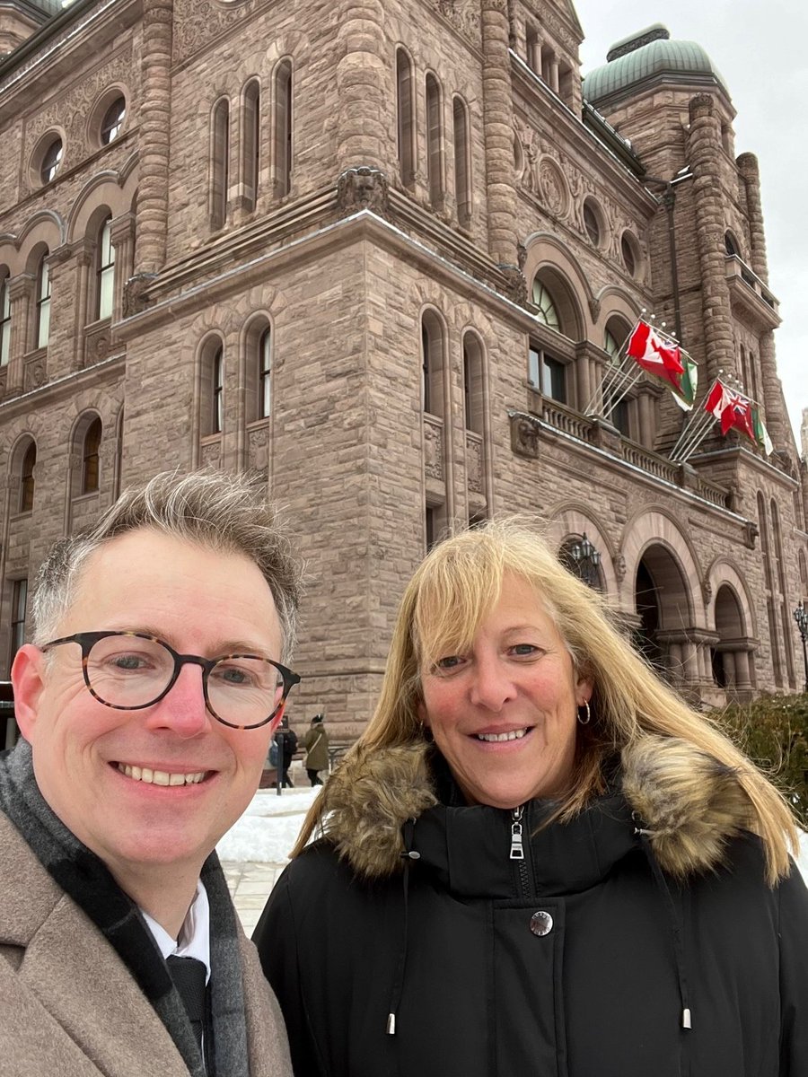 Not even a snow storm can stop us! 
Past President <a href="/combatucie/">Lucie Alain</a> and Comms + Marketing Director @Mike_J_Grant are with the CSMLS team ready to #Labvocate in Toronto.